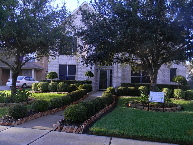 september yard of the month 12814 Ashton Lake 2012